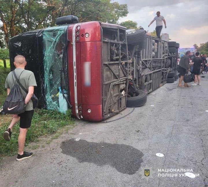 bus-overturned-in-dnipropetrovsk-region-passenger-killed-17-injured