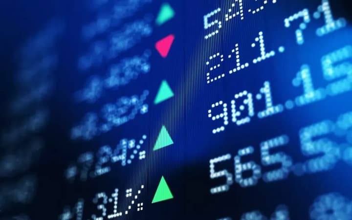 dolar-mitsniie-tsiny-na-naftu-padaiut-pislia-novykh-myt-ssha