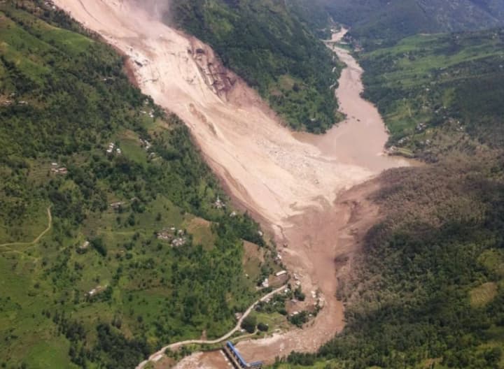 unaslidok-poveni-na-kordoni-kytaiu-ta-nepalu-8-zahyblykh-ponad-30-osib-znyklykh-bezvisty