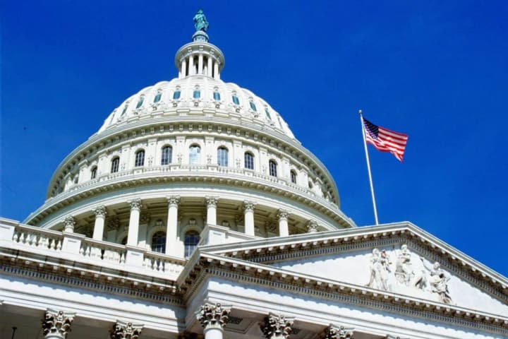 verkhovnyi-sud-ssha-dozvolyv-chynovnykam-trampa-vidnovyty-masovi-zvilnennia-v-uriadi