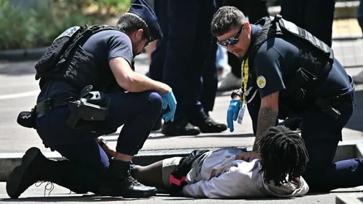 pid-chas-provedennia-tur-de-frans-cholovik-iz-nozhem-napav-na-politseiskoho