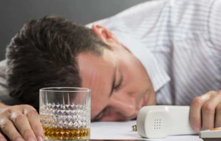 kozhen-desiatyi-amerykanets-u-vitsi-30-39-vzhyvaie-alkohol-abo-narkotyky-na-roboti-doslidzhennia