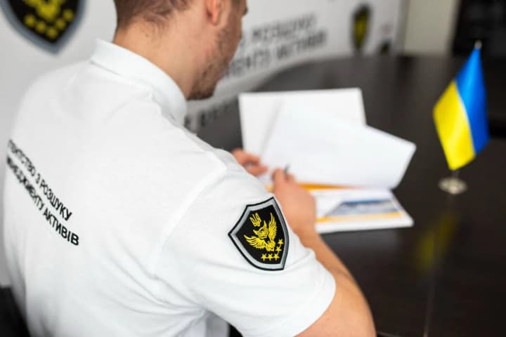 inappropriate-during-wartime-political-scientist-criticized-arma-for-buying-a-car-for-almost-uah-3-million