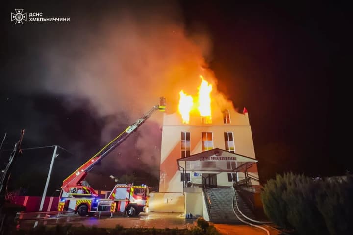 lightning-struck-the-house-of-prayer-in-khmelnytskyi-region-a-large-scale-fire-broke-out