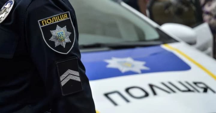 v-kieve-voditel-bmw-nakhodivshiisya-v-roziske-ttsk-ukusil-politseiskogo