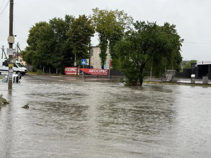 lviv-poterpaie-vid-masshtabnykh-pidtoplen-cherez-zlyvu-mistsiamy-voda-siahaie-maizhe-3-metriv
