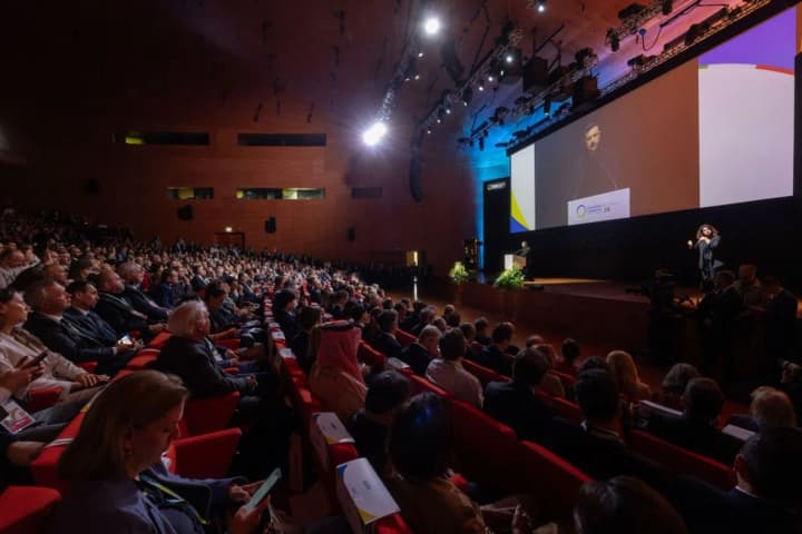 ukraina-zaluchyla-10-mlrd-yevro-zelenskyi-zaiavyv-shcho-na-konferentsii-z-vidbudovy-pidpysano-200-uhod