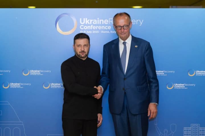 massirovannie-obstreli-so-storoni-rf-i-uvelichenie-investitsii-v-ukrainskoe-proizvodstvo-dronov-zelenskii-vstretilsya-s-mertsem