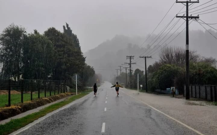 novuyu-zelandiyu-nakrivaet-moshchnii-shtorm-vozmozhni-navodneniya-i-opolzni