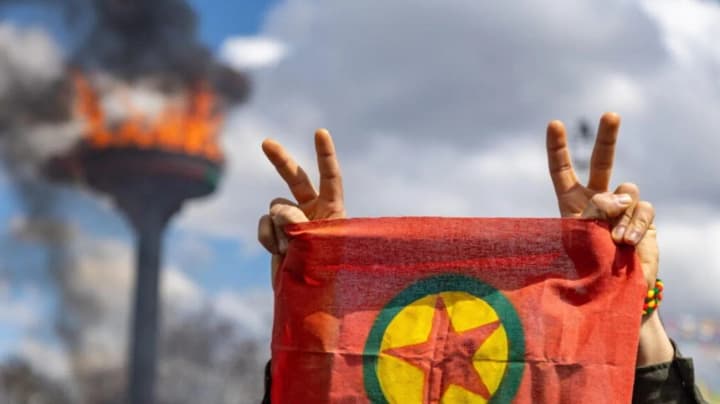 avtomaty-u-vohni-na-tli-proshchannia-biitsiv-rpk-zi-zbroieiu-u-irakskomu-kurdystani