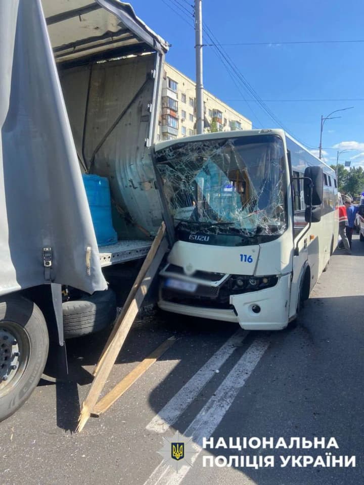 postrazhdaly-9-liudei-sered-nykh-dytyna-u-kyievi-avtobus-vikhav-u-vantazhivku