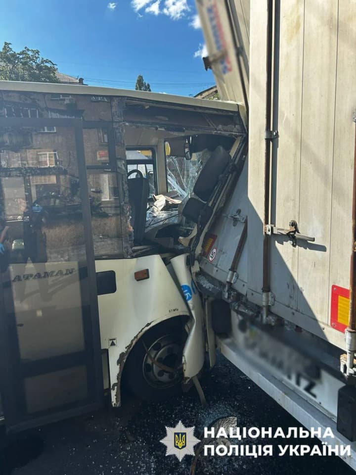 dtp-z-marshrutkoiu-u-kyievi-kilkist-postrazhdalykh-zrosla-do-12