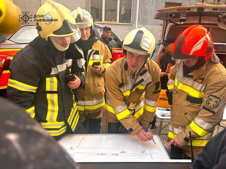 rescuers-showed-the-consequences-of-the-night-russian-attack-on-the-city-of-lviv