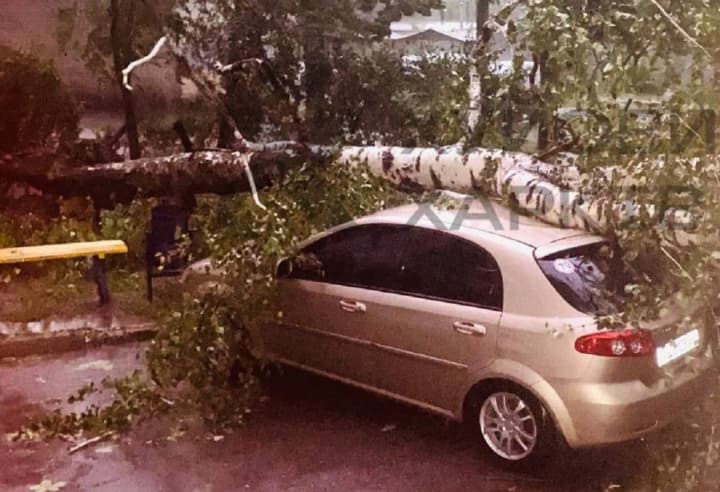 bad-weather-in-kharkiv-region-there-is-a-dead-person-and-injured-several-settlements-are-without-power-in-the-regional-center-cars-are-floating-through-the-streets
