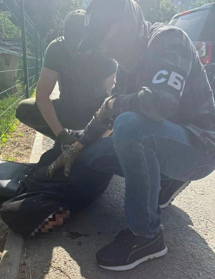 pidpalyly-avto-viiskovoho-ta-namahalysia-pidirvaty-suddiu-zatrymano-dvokh-zhinok-yakykh-zaverbuvaly-rosiiany