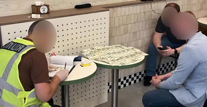 treboval-dengi-za-obnovlenie-voennikh-dannikh-v-ttsk-na-kievshchine-zaderzhali-rabotnika-suda