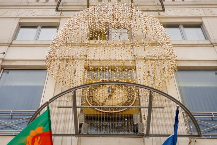 fond-andreya-matyukhi-podderzhal-realizatsiyu-mezhdunarodnoi-blagotvoritelnoi-installyatsii-origami-for-ukraine-v-kieve