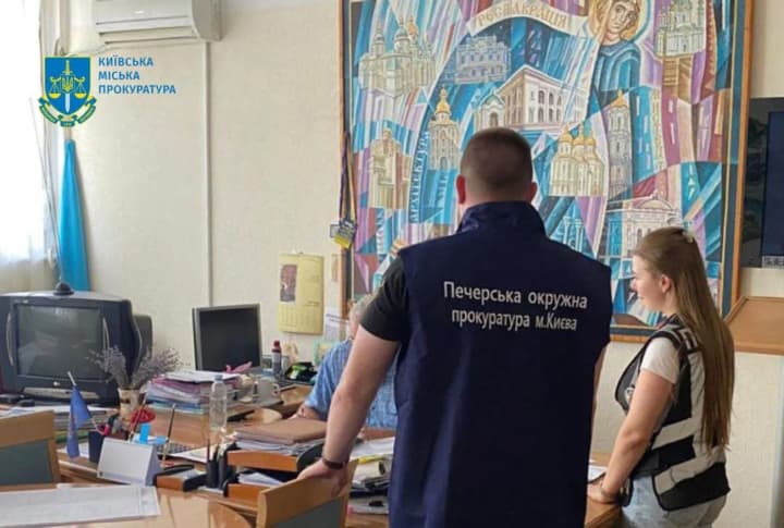 zbytky-na-ponad-46-mln-hrn-kravchenko-zaiavyv-shcho-shche-shist-stolychnykh-posadoviv-otrymaly-pidozry-trokh-zatrymaly