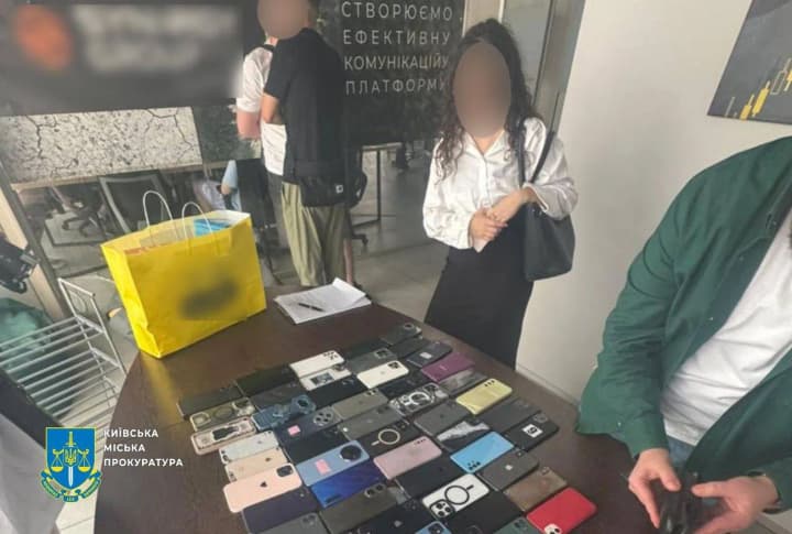 portrety-putina-ta-podiaky-vid-fsb-u-kyievi-prypynyly-robotu-koll-tsentriv-provedeno-15-obshukiv