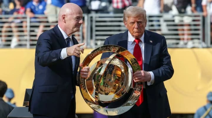 tramp-pryvlasnyv-sobi-oryhinalnyi-trofei-klubnoho-chempionatu-svitu-a-chelsi-otrymaie-kopiiu