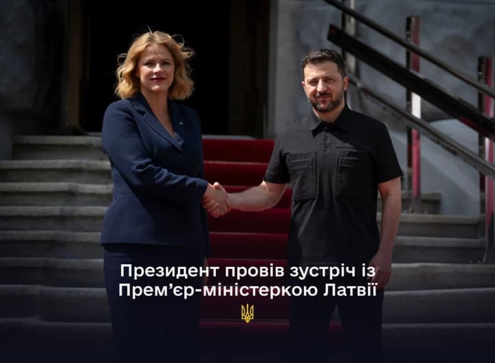 latviia-rozpochala-postachannia-ukraini-42-broneavtomobiliv-patria-zelenskyi-zustrivsia-iz