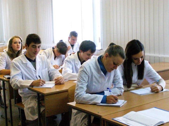 inozemets-za-dollar9-000-dopomahav-skladaty-ispyt-maibutnim-likariam-yomu-oholosheno-pro-pidozru