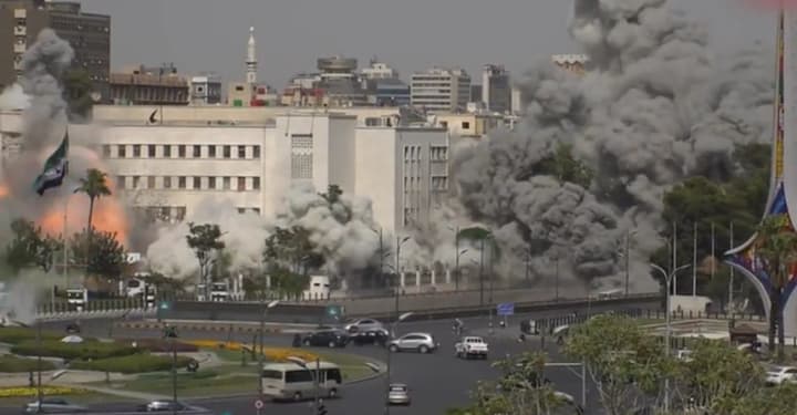 v-damaske-soobshchayut-ob-izrailskom-udare-po-shtabu-siriiskikh-voennikh-v-damaske-na-fone-boevikh-deistvii-v-suveide