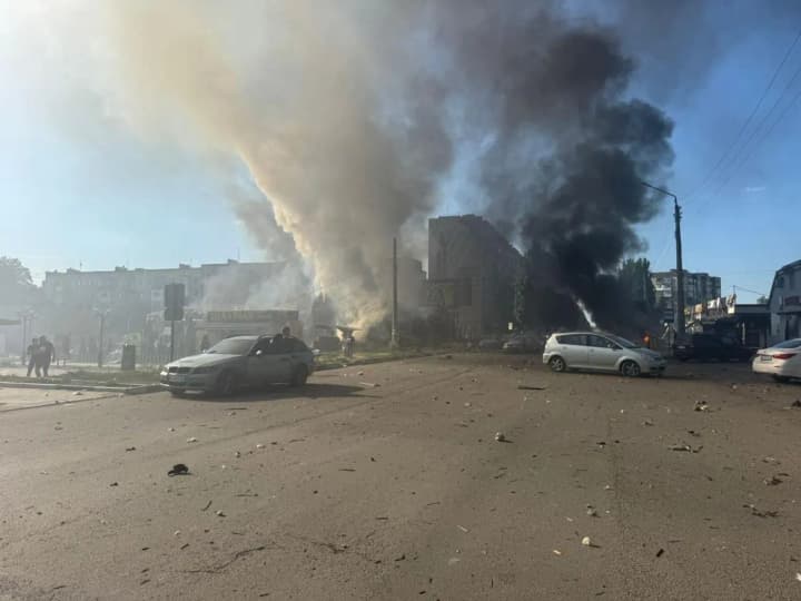 udar-rf-po-torhovomu-tsentru-u-dobropilli-odna-liudyna-zahynula-21-otrymala-poranennia