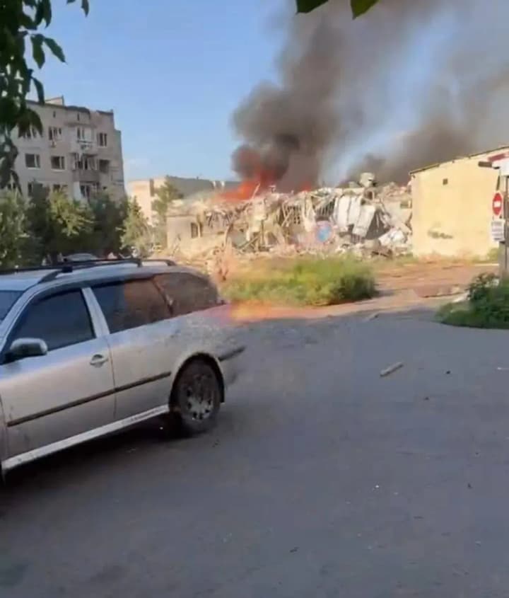 in-dobropillia-the-death-toll-from-the-russian-strike-on-the-shopping-center-has-risen-to-2-with-22-people-injured-oma