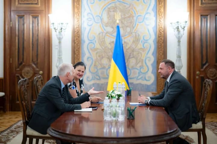 obsudili-realizatsiyu-finpodderzhki-i-otkritie-pervogo-peregovornogo-klastera-yermak-vstretilsya-s-predstavitelyami-yes