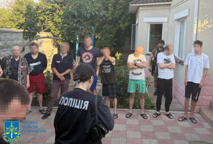 robyly-nevilnykamy-u-psevdoreabilitatsiinomu-tsentri-pravookhorontsi-zatrymaly-v-odesi-5-kh-rabovlasnykiv