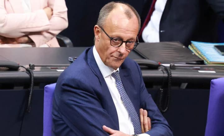 afd-nastupaie-na-piaty-opytuvannia-pokazalo-znyzhennia-pidtrymky-mertsa-naperedodni-litnikh-kanikul-uriadu