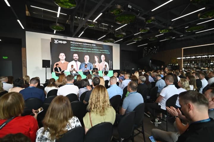 kontrol-dolzhen-sochetatsya-s-doveriem-a-bezopasnost-rabotat-na-obshchii-rezultat-itogi-panelnoi-diskussii-na-mhp-procurement-conference-2025