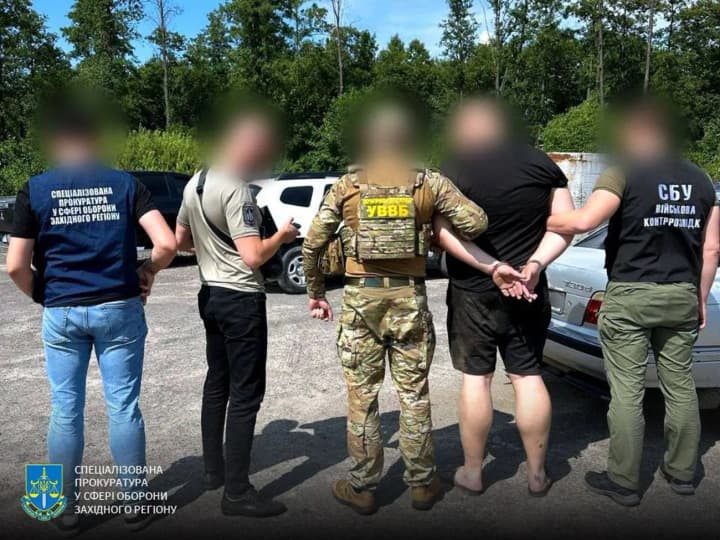 vykryto-skhemu-ukhylennia-z-falshyvymy-medychnymy-dovidkamy-u-spravi-fihuruie-pratsivnyk-likarni-ta-viiskovosluzhbovets