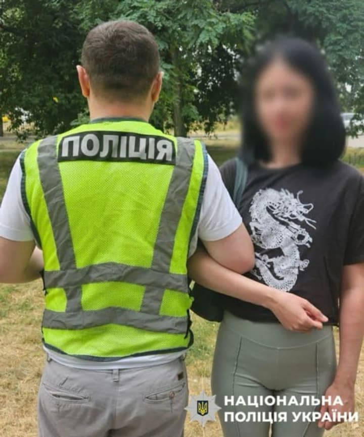 krychala-slava-rosii-u-metro-politsiia-rozshukala-kyianku-vona-poiasnyla-svoi-dii-i-pohovoryt-z-sbu