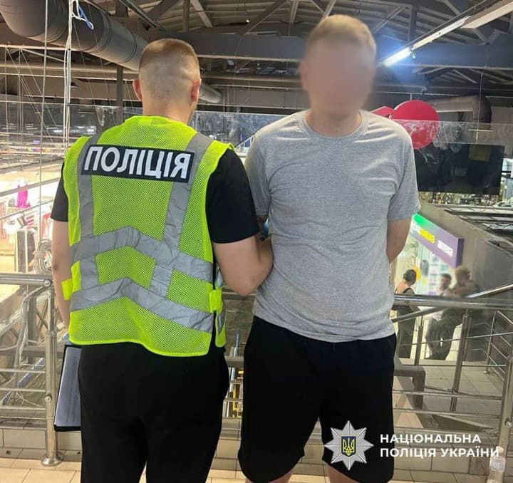 in-the-capitals-shopping-mall-a-man-with-a-knife-wounded-a-visitor-there-is-an-injured-person-the-attacker-has-been-detained