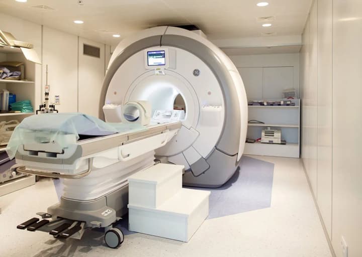 u-ssha-patsiient-pomer-pislia-toho-yak-yoho-zatiahnulo-v-aparat-mrt