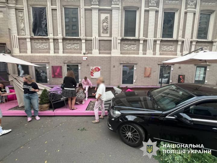 mercedes-driver-crashed-into-a-summer-cafe-terrace-in-kyiv-there-is-an-injured-person
