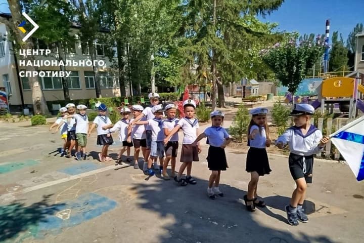 perevdiahly-u-formu-svoho-flotu-ta-provely-propahandystsku-lektsiiu-yak-rosiiany-zombuiut-ditei-na-okupovanykh-terytoriiakh