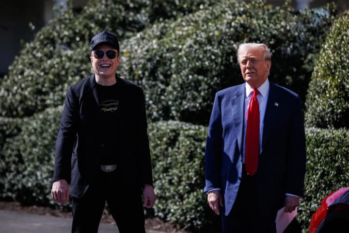 administratsiya-trampa-peredumala-razrivat-kontrakti-so-spacex