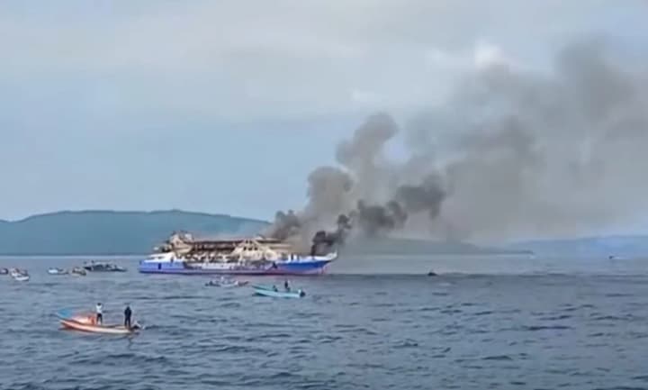 v-indonezii-zagorelsya-parom-s-sotnyami-passazhirov-po-menshei-mere-pyatero-pogibshikh