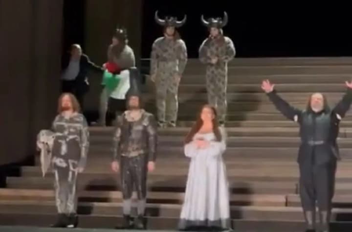 skandal-na-stseni-aktor-rozghornuv-prapor-palestyny-pid-chas-poklonu-v-korolivskii-operi-u-londoni