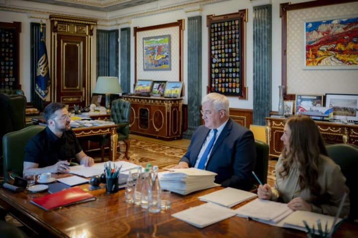 zelenskyi-povidomyv-pro-pryznachennia-16-novykh-posliv