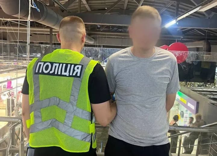 the-man-who-attacked-a-shopping-mall-visitor-with-a-knife-in-kyiv-turned-out-to-be-a-former-military-serviceman