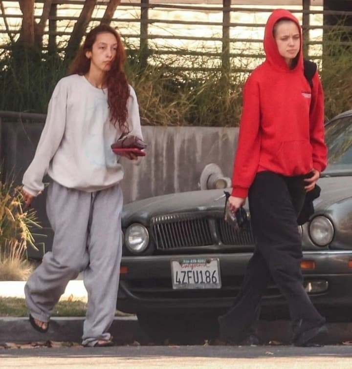 shailo-dzholi-ta-yii-imovirnu-divchynu-pomityly-v-avto-pid-chas-prystrasnykh-obiimiv