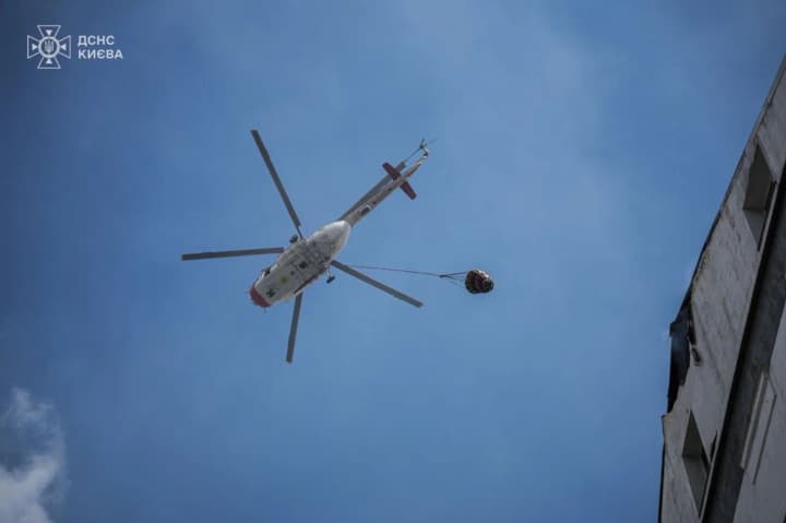 zdiisnyv-17-skydiv-vody-u-kyievi-do-likvidatsii-naslidkiv-rosiiskoi-ataky-zaluchaly-aviatsiiu