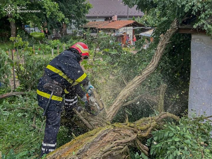 hrozy-ta-zlyvy-ne-vshchukhaiut-v-nyztsi-oblastei-ukrainy-riatuvalnyky-boriutsia-z-naslidkamy-nehody