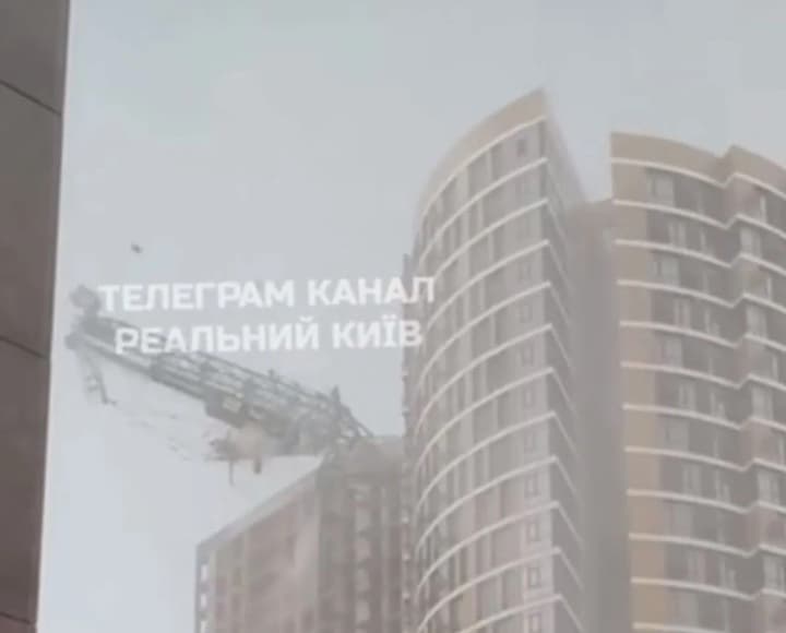 kyiv-hit-by-bad-weather-construction-crane-fell-streets-flooded--2