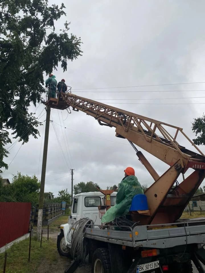 rivne-region-11-settlements-completely-without-power-after-bad-weather