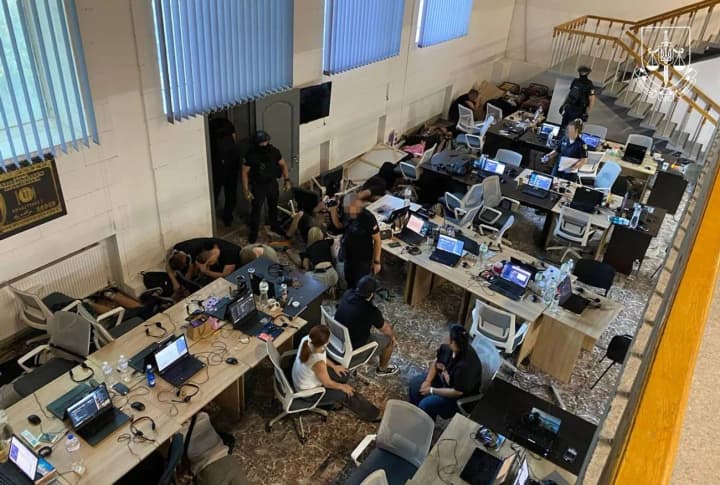 spetsoperatsiia-z-40-obshukamy-nakryly-merezhu-kol-tsentriv-yaka-vyduryla-u-hromadian-yes-do-10-mln-hrn